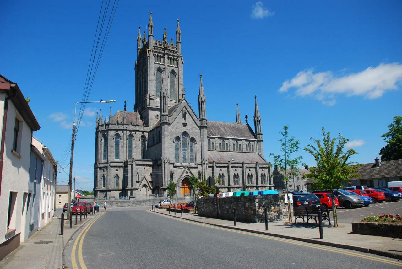 The Village Campus Kilkenny Extérieur photo
