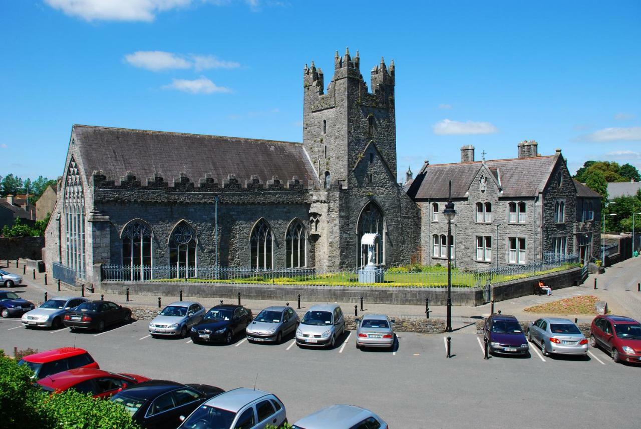 The Village Campus Kilkenny Extérieur photo